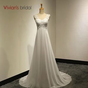 ⭕️SOLD⭕️ White chiffon with lace appliqués wedding dress